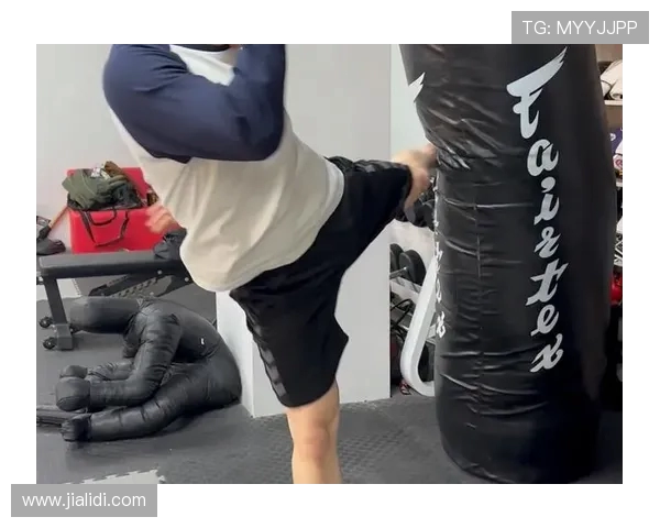 萨曼柴双连踢爆头终结！这腿法堪称泰拳暴力美学范本